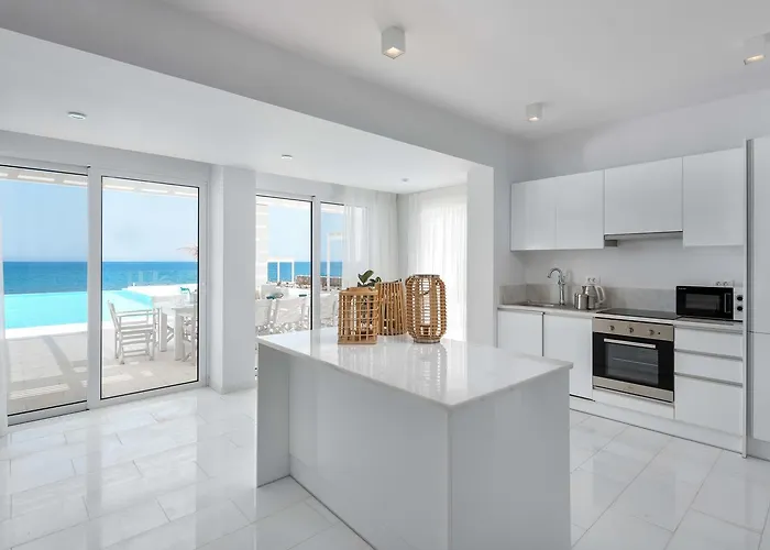 Maria & Nada Beachfront * Κολύμπια