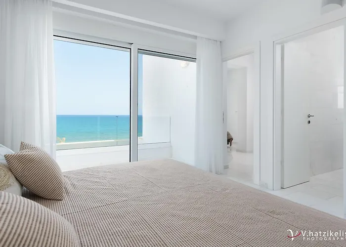 Maria & Nada Beachfront * קולימביה